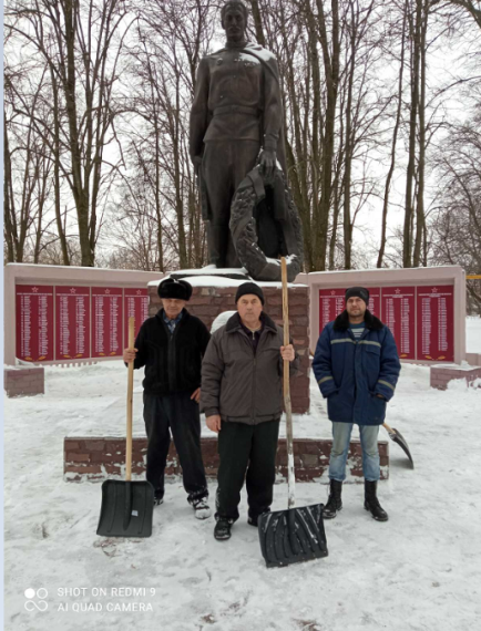 Члены МООТОС «Сырцевский» на расчистке памятника в с. Березовка от снега и наледи. Члены МООТОС «Сырцевский» на расчистке памятника в с. Березовка от снега и наледи.