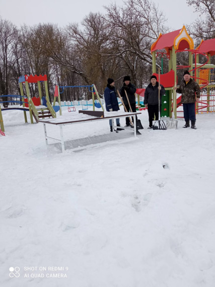 Снег расчищен, дорожки посыпаны. Снег расчищен, дорожки посыпаны.